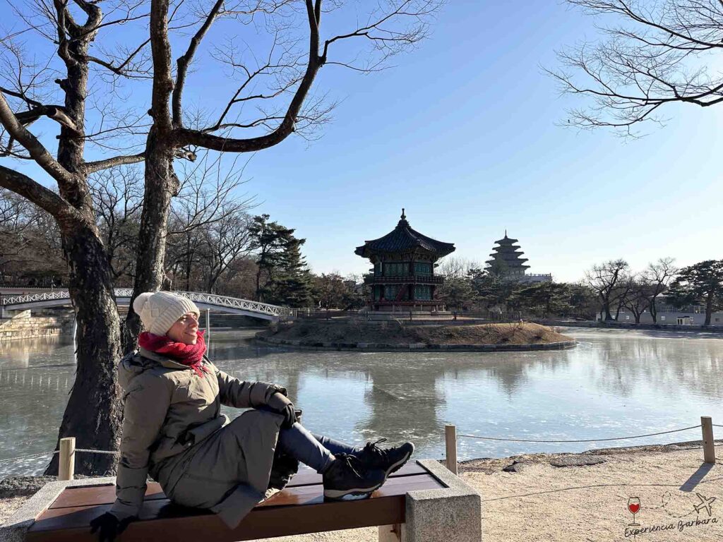 Lago congelado com edifícios típicos coreanos ao fundo.