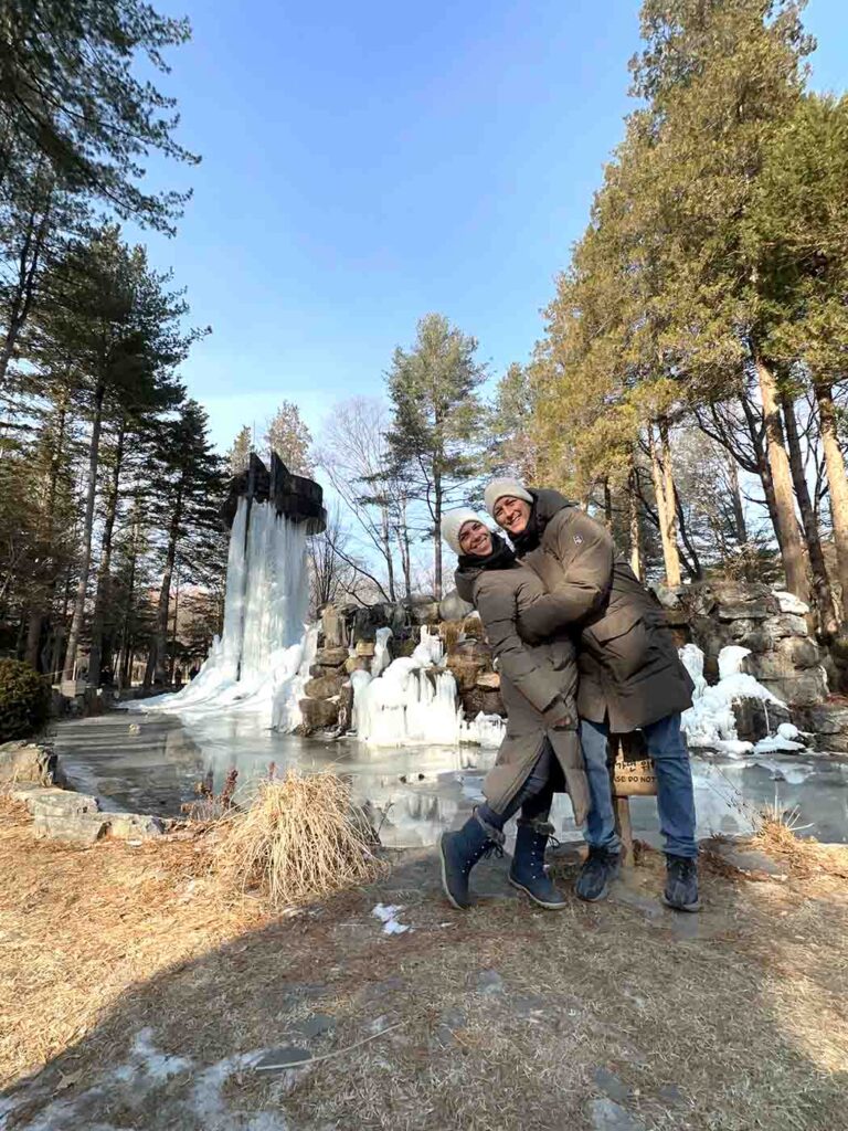 Nami Island no inverno com as fontes congeladas