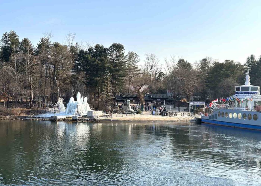 Chegando em Nami Island de balsa.