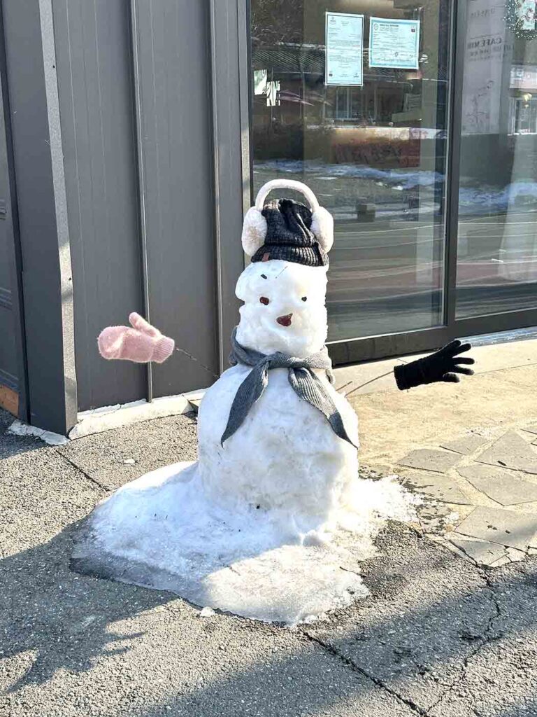 Boneco de neve no caminho a pé entre a estação Gapyeong e o píer para Nami Island