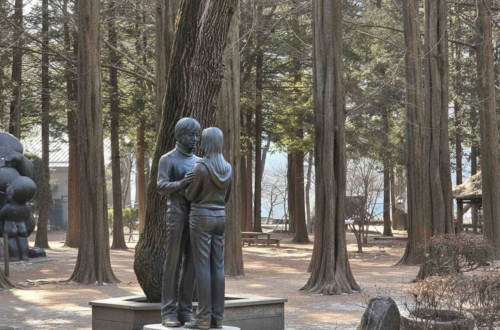 Escultura do casal principal do dorama "Winter Sonata" em Nami Island,