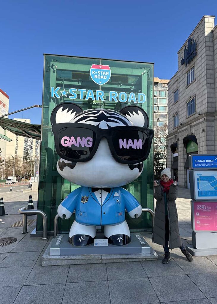 Saída do metrô na K-pop road em Seul.