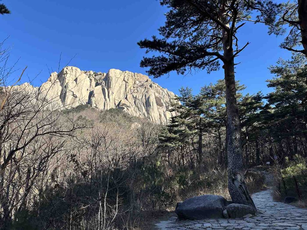 Se aproximando do paredão da Ulsanbawi rock.