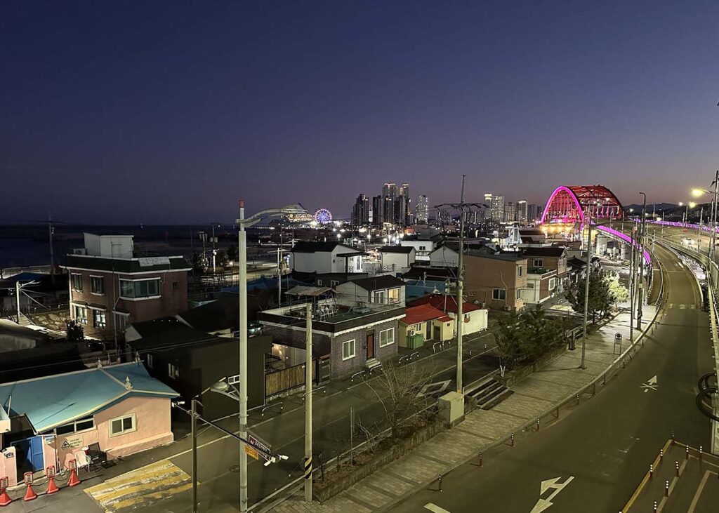 Abai Village vista do alto da ponte.