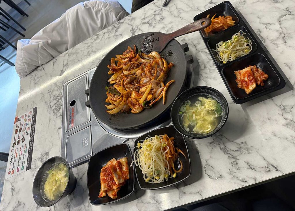 Almoço de frutos do mar em Sokcho