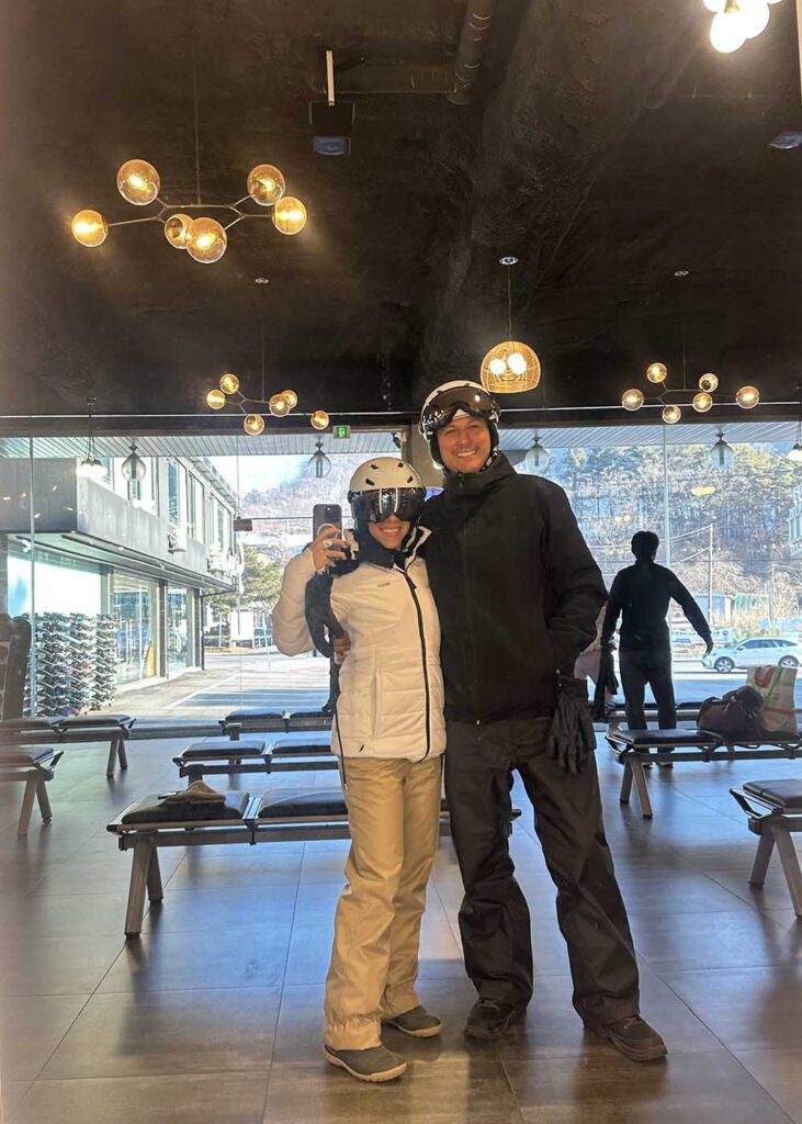 Loja em frente ao Jisan Forest Resort para alugar o capacete e óculos.