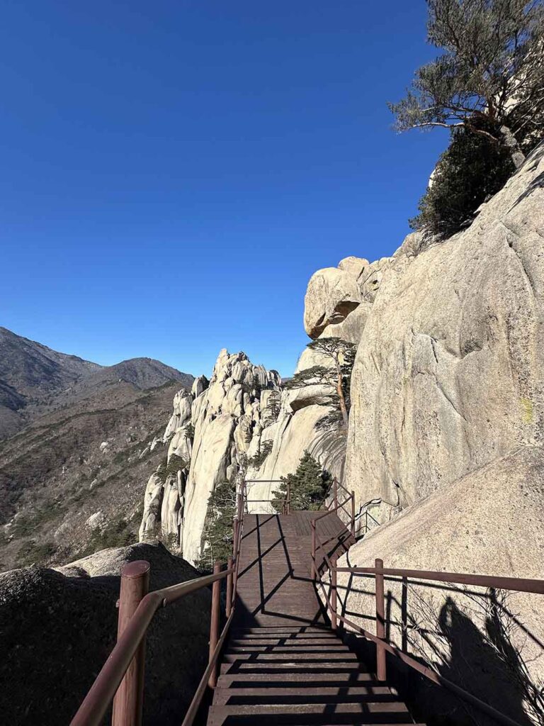 Trecho final da escadaria para Ulsanbawi Rock.