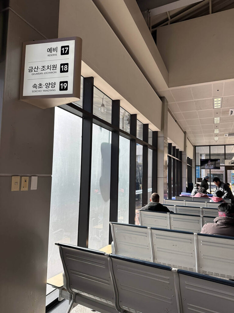 Plataforma 19 no Terminal Express Bus em Seul de onde saem os ônibus para Sokcho.