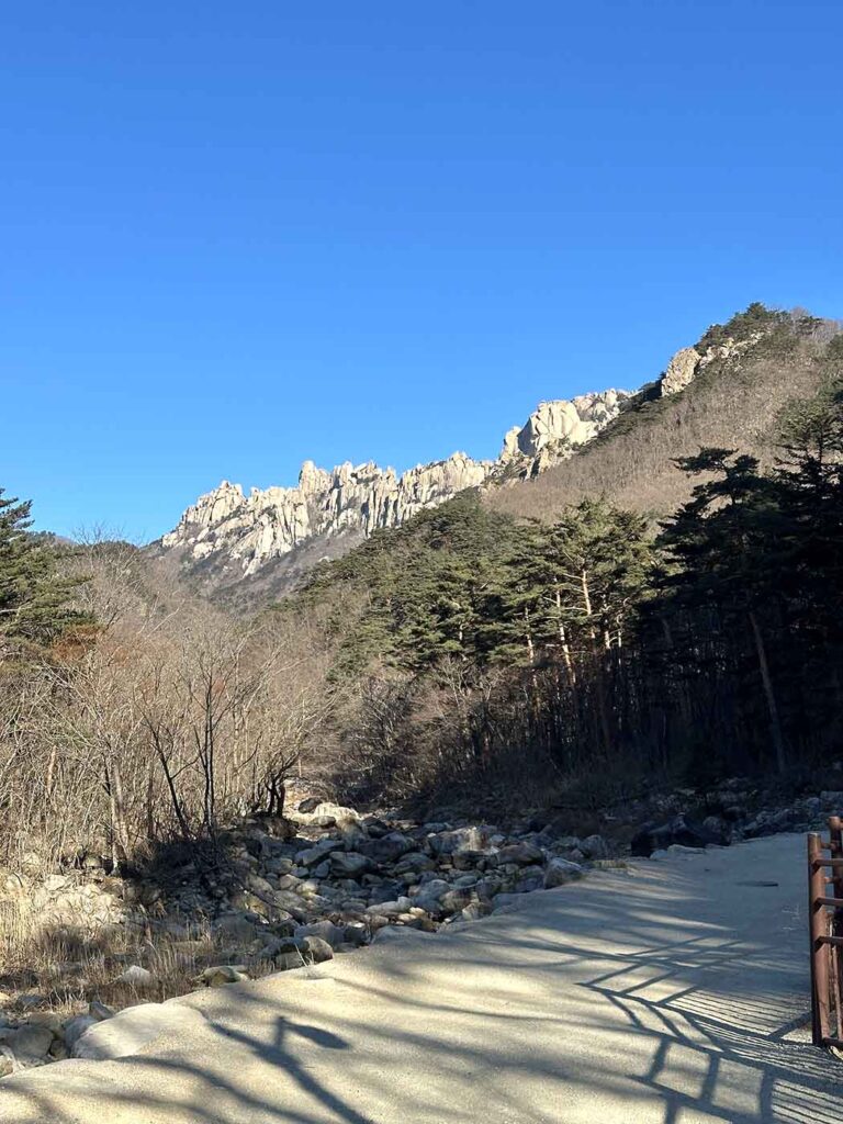 Início da trilha para a Ulsanbawi Rock