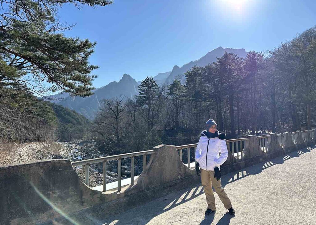 Exemplo do que vestir para fazer trilha no Seoraksan no inverno.