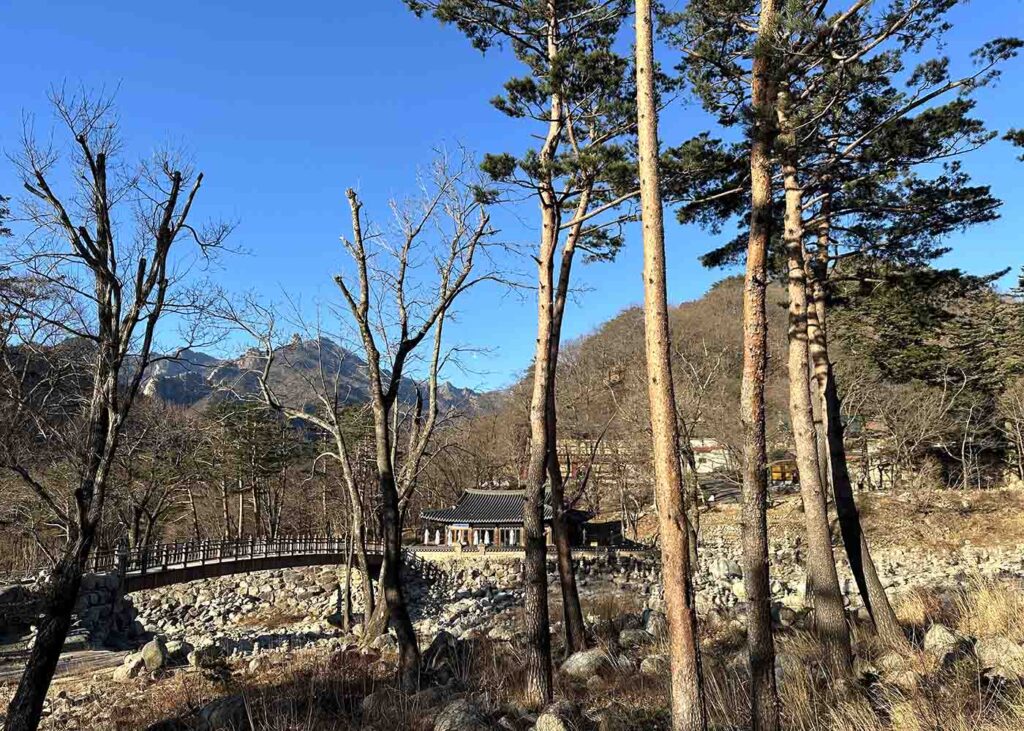 Ponte de pedra que dá acesso ao templo Sinheungsa