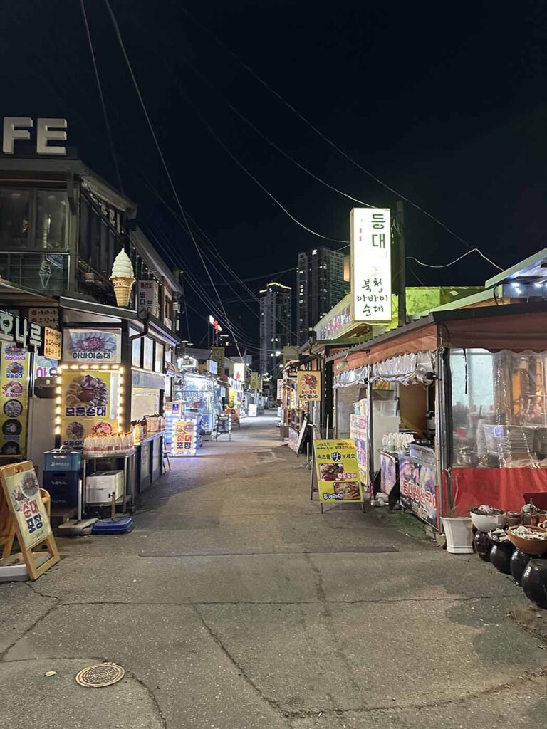 Restaurantes fechados durante a semana na Abai Village.