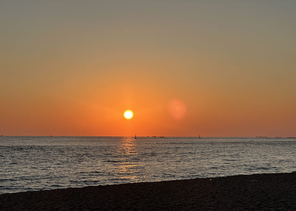 Nascer do sol na Praia de Sokcho.