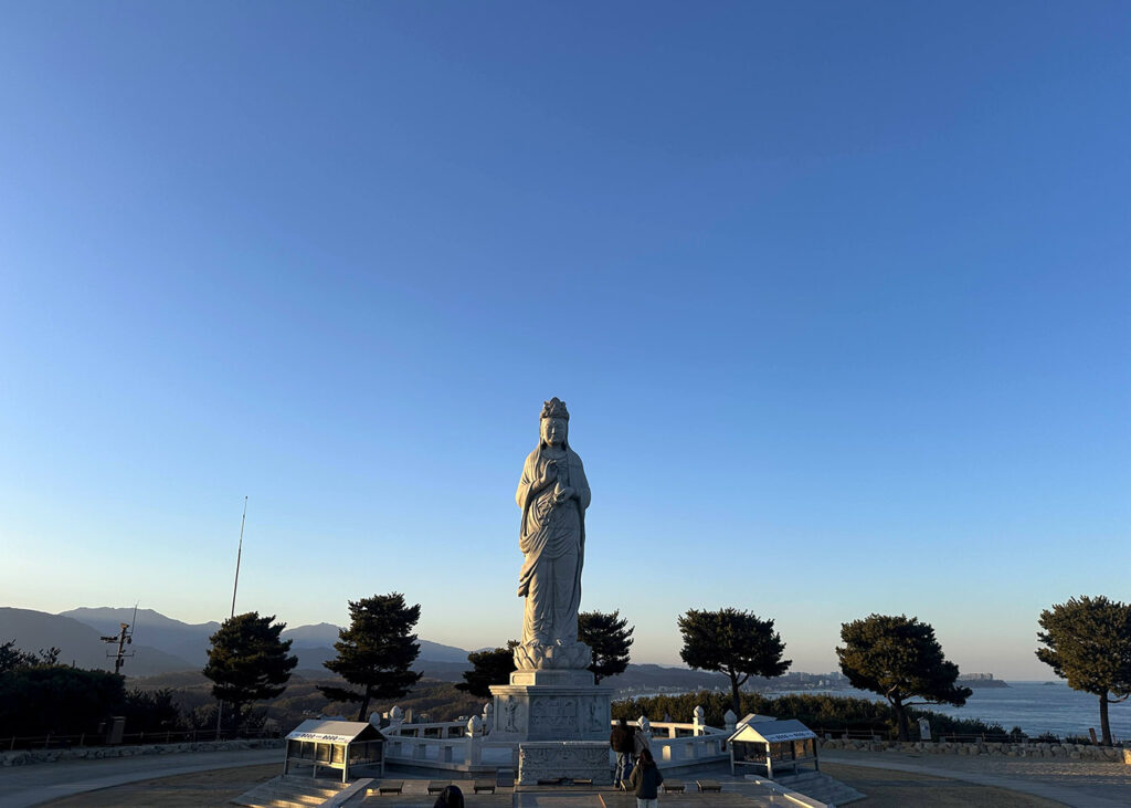 Estátua branca gigante Haesugwaneumsang no topo do Templo Naksansa