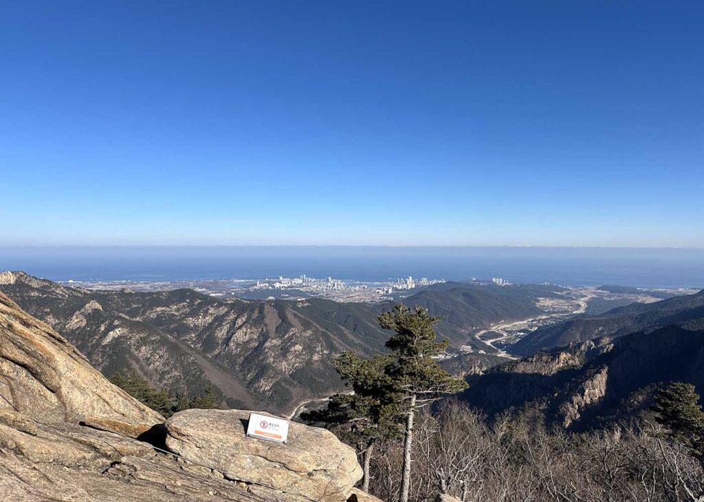 Vista do Pico Gwongeumseong para Sokcho e Mar do Leste