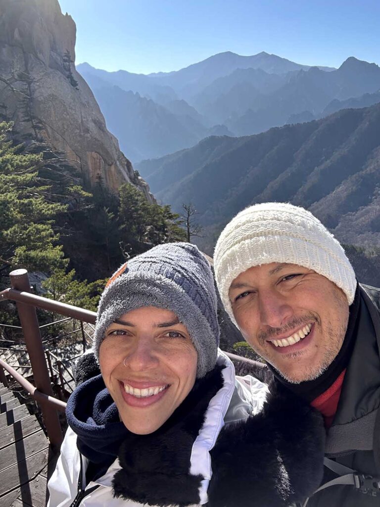 Aproveite a vista enquanto descansa na subida da escadaria para Ulsanbawi Rock.