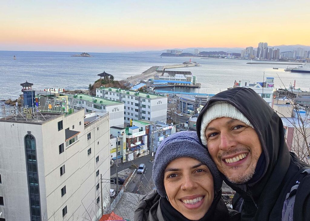 Vista da base do Farol de Sokcho no pôr do sol.