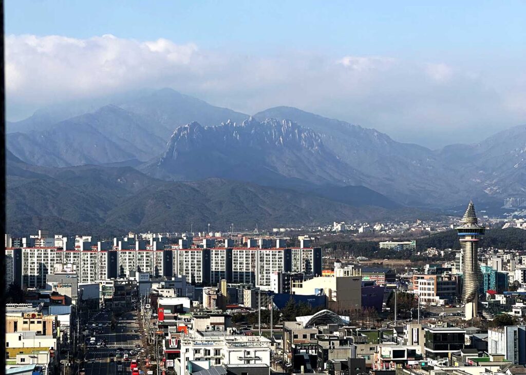 Vista da janela do Mari Vista Hotel para as montanhas do Parque Seoraksan e da Expo Tower.