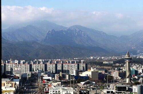 Vista da janela do Mari Vista Hotel para as montanhas do Parque Seoraksan e da Expo Tower.