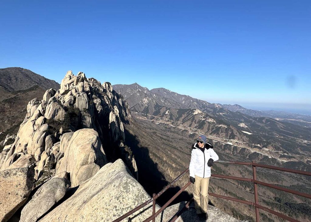 No alto da Ulsanbawi Rock com vista de 360°.